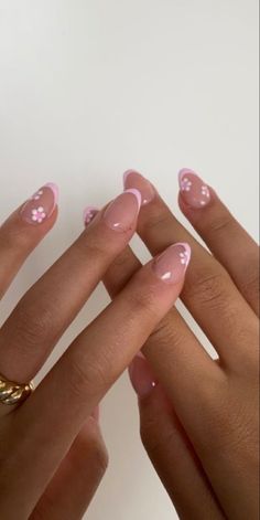 Short Pretty Acrylic Nails Almond, Nail Ideas Pink With Flowers, Pink Heart Nails Almond, Pink And White Hawaii Nails, Cute And Simple Pink Nails, Natural Nail Designs For School, Cute Aesthetic Short Nails, Aesthic Nails Short, Nail Inspo For 11 Yo