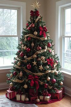 red Christmas tree Christmas Tree Beautiful, Deep Red And Gold Christmas Decor, Red Gold Tree Christmas, Christmas Tree Red Gold And Green, Xmas Tree Inspiration, Christmas Tree Ideas Silver And Red, Gold Garland Christmas Tree, Christmas Tree Red Gold Silver, Christmas Tree Red Ideas