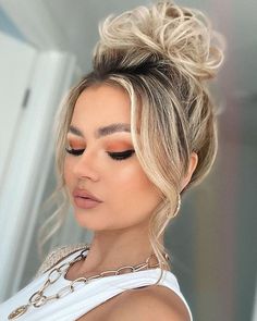 Messy Bun Ideas: From Casual to Glamorous in Minutes Long Voluminous Hair, The Perfect Messy Bun, Easy Homecoming Hairstyles, High Bun Hair, Natural Brown Hair, Perfect Messy Bun, High Bun Hairstyles, Hair To One Side, Messy Bun Hairstyles