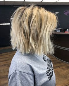 Over 40 Shoulder Length Hairstyles, Short Blonde Choppy Hair, Haircut Fall 2022 Trends Women, Choppy Shoulder Length Hair Blonde, Clothing Photography Without Models, Sassy Shoulder Length Hairstyles, Headband With Bob Haircut, Long Layered Short Haircuts, Choppy Bob With Highlights