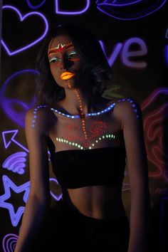 Glow Paint Makeup Ideas, Blacklight Party Makeup, Glow Party Makeup, Uv Party Outfit, Neon Face Paint Ideas, Neon Party Makeup, Glow In The Dark Party Outfit, Neon Face Painting