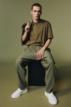 Monochrome Outfit Casual, Monochromatic Outfit Men, Monochrome Outfit Men, Zara Men Outfits, Oversized Outfit Men, Ootd Pose, 2023 Beach, Shooting Studio, Mens Summer Fashion Beach