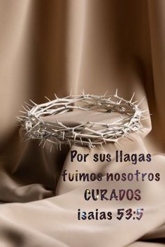 the crown of jesus on top of a cloth with words written in spanish and english