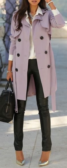 Lavender Trench Coat Purple Stuff, Mode Tips, Purple Coat, Coat Outfit, Casual Styles, Cooler Look, Slouchy Beanie, Burberry London, Winter Mode