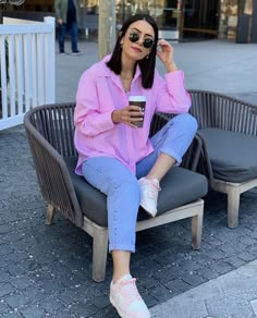 Medellin Street Style, Outfits For 70 Degree Weather Spring, Pink Chemise Outfit, Outfit Medellin Mujer, Casual Day Outfit Summer Street Style, Trendy Outfits Winter Chic, Pink Business Casual Outfits, Outfits Con Jeans Y Tenis, Fall Trendy Outfits