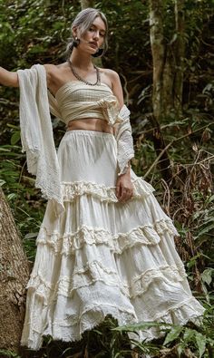 Light Flowy Outfits, Bohemian Outfits Party Boho, White Flowy Outfit, Bohemian Aesthetic Fashion, White Boho Outfit, Mediterranean Clothes, Fairy Dresses Aesthetic, Bohemian Outfits Aesthetic, Peasant Dress Outfit