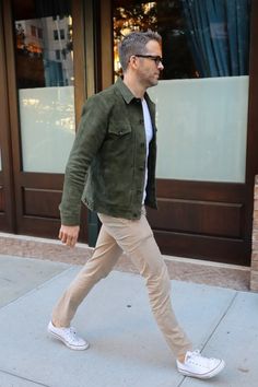 Green Jacket Outfit, Suede Jacket Outfit, White Converse Outfits, Converse Outfits, Mens Casual Dress Outfits, Outfits With Converse, Mens Fashion Casual Outfits