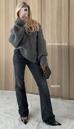 London Night Out Outfit Winter, Autumn Outfits For University, Cute Collared Shirt Outfits, University Outfit Ideas, London Ootd, Look Adidas, Estilo Indie, Skandinavian Fashion, Stockholm Fashion