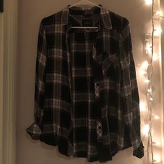 Never Worn, Rails Black And White Plaid Flannel. Supper Soft And Great Quality But Too Small On Me :( Really Cute For All Seasons And For Layering. Open To Negotiations. Black Flannel Outfit, Grunge Flannel Outfits, White Flannel Outfit, Road 96, Flannel Aesthetic, Flannel Boy, Thrifting Ideas, Woods Outfit, Thrift Ideas