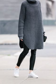 Minimalisticky Chic, Oversized Turtleneck Sweater, Oversized Turtleneck, Black Leather Pants, White Converse, Fashion Mode, Winter Style