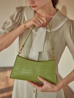 Get this artistic vintage style handbag in Simple Retro. 2020 fall fashion trends--Retro style.