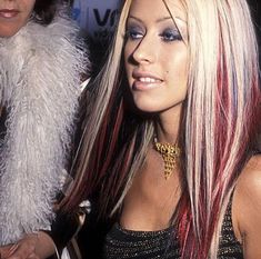 Christina Aguilera Pink Hair, Christina Agulara Hair, Xtina Aguilera Aesthetic, Christina Aguilera Black And White Hair, Christina Aguilera Icon, Christina Aguilera 2000s Hair, Trashy Mcbling Makeup, Cristina Aguilera 2000s, Christina Aguilera Aesthetic