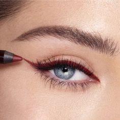 Blendable, long-lasting warm berry-russet eyeliner that lasts for up to 16 HOURS*! Maquillage On Fleek, Red Eyeliner, Brown Eyeliner, Cheap Makeup, Red Makeup, Colored Eyeliner, Elegant Makeup, No Eyeliner Makeup, Winged Eyeliner