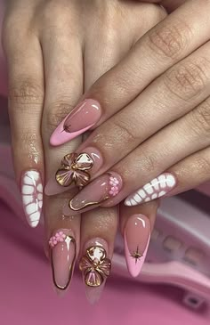 Pink And Gold Flower Nails, Gold Flower Nail Art, Pink And Gold Outfit, Christmas Nails Ideas, Short Square Acrylic Nails, Long Square Acrylic Nails, Pink Acrylic Nails