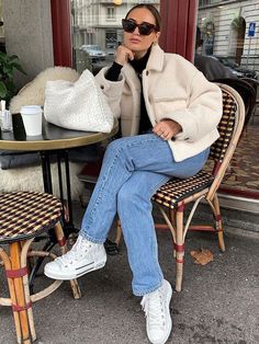 Fleece Jacket Outfit, Mom Jeans Outfit Winter, Mom Jeans Outfit Summer, Winter Jacket Outfits, Winter Mode Outfits, Fleece Outfit, Look Zara, Jeans Outfit Winter, Mom Jeans Outfit