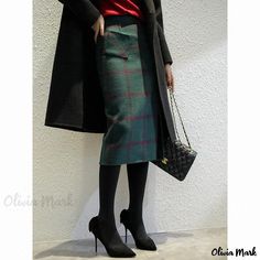 Olivia Mark - Vintage High-Waist Merino Wool Midi Skirt with Solid Color Patchwork and a Tailored Fit, featuring a Split Hem Design Green Midi Skirt Bottoms For Winter, Winter Office Skirt With Pockets, Winter Workwear Skirt With Pockets, Winter Workwear Skirt, Green Knee-length Skirt For Formal Occasions, Winter Workwear Midi Pencil Skirt, Fall Workwear Pencil Skirt With Pockets, Winter Workwear Mini Pencil Skirt, Winter Office Lady Skirt