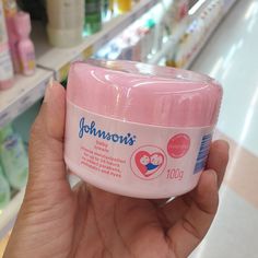 100g Johnson's Baby Cream Intense Moisturizer Child Baby's Skin Protection 24 hrs. Johnson Baby Cream 100g.Moisturize and protect baby's skin for 24 hours. For both baby and adult. Help the skin to smooth for the first use Ingredients: Water, Mineral Oil, Glycerin, Petrolatum, Steareth-2, Steareth-21, Dimethicone, Isopropyl Palmitate, Cetyl Alcohol, Stearyl Alcohol, Phenoxyethanol, Ethylhexylglycerin, Carbomer, Fragrance, Sodium Hydroxide, Chamomilla Recutita (Matricaria) Flower Extract. Directi Good Skin Care Products, Best Face Cream, Face Cream Best, Natural Face Skin Care, Top Skin Care Products, Pretty Skin Care, Body Care Routine, Body Skin Care Routine, Face Skin Care