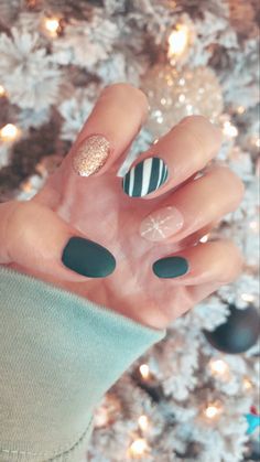 Small Snowflakes, Nail Art Noel, Christmas Nail Ideas, Manicure Gel, Christmas Gel Nails, Christmas Nail Art Designs, Cute Gel Nails, Festival Nails, Dipped Nails