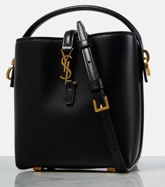 Luxury Bucket Bag, Virgo Rising, Arm Candies, Bag Styles, Dream Bags, Glamour Nails, Black Bucket, Mini Bucket Bags, Mini Bucket