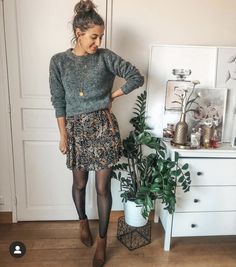 Leather Jacket Dress Outfit Fall, Outfits To Hide Mom Pouch Ideas, Sweaters Over Dresses, Grunge Chic Outfits, December Style, Fall Outfit Women, Rustic Outfits, Mom Style