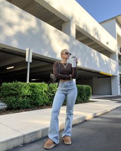 Florida Fall Fashion, Flared Jeans Outfit Fall, Flare Jean Outfit, Platform Outfit, Outfit With Uggs, Flare Jeans Outfit, Ugg Tazz, Jeans Outfit Fall