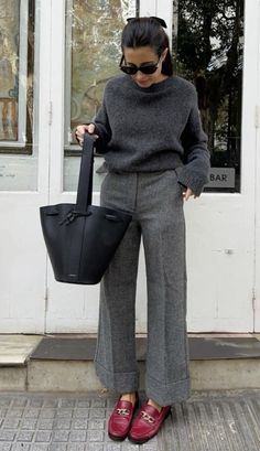 Outfits Pantalon Gris, Grey Pants Outfit For Work Women, Mode Shoes, Style Parisienne, Work Fits, Girl Things, December 2023, Looks Chic, 가을 패션