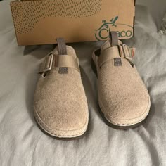 Color: Natural Size:10 Brand New In Box (Bought The Wrong Size As A Gift And Missed The Return Window) Women’s Clogs, Chaco Clogs, Chacos Outfit, Teva Original Sandal, Thrift Wishlist, Comfy Clothing, Chaco Shoes, Shoes Boots Heels, Cute Sweater