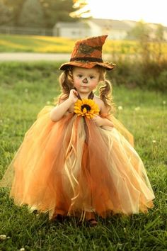 Une jolie petite sorcière #Halloween #enfant #mode #tendance #BoutChou #myfashionlove www.myfashionlove.com Scarecrow Tutu, Halloween Tutu, Halloween Scarecrow, Diy Kostüm, Homemade Halloween