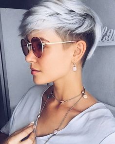 2,794 Me gusta, 17 comentarios - Pixie Hair is DOPE #AF (@pixiepalooza) en Instagram: "Daaamn! I said, daaaaaamn!! This is dope #AF it's @madeleineschoen ✂️❤️✂️❤️✂️❤️#pixiepalooza" Short Hair Shaved Sides, Pixie Cut Shaved Sides, Bob Lung, Pixie Hair Color, Cute Pixie Haircuts, Pixie Haircut Styles, Haircut And Color