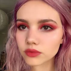 Pink And Red Eyeshadow, Red Eyeshadow Look, Monochromatic Makeup, Red Eye Makeup, Beauty Make-up, Pink Eyeshadow