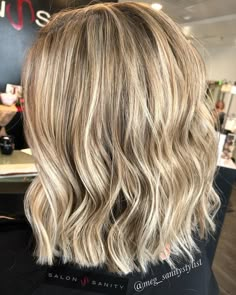 Full Head Blonde Highlights Mid Length, Lowlights For Blondes Short Hair, Blonde Dimensional Balayage, Blonde Highlights On Short Hair, Short Blonde Highlights, Warm Dimensional Blonde, Balayage Shorthair, Dimensional Balayage, Choppy Bobs