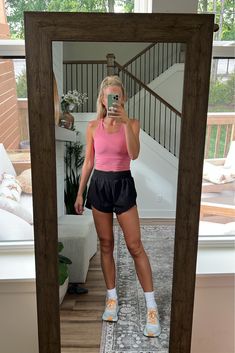 Running Outfit Hoka, Summer Outfits 2023 Sporty, Hot Running Outfit, Racerback Outfit Ideas, Lagoon Outfit Ideas, Preppy Sporty Aesthetic, Running Outfit Spring, Cute Workout Outfits Modest