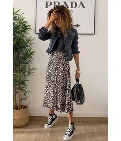 Mode Over 50, Street Outfits, Summer Street, Mode Casual, Dresses Outfits, Dresses Summer, 가을 패션, Print Skirt, Fashion Mode