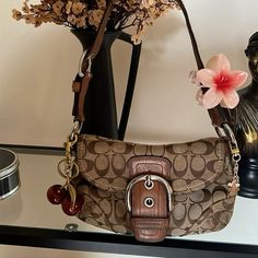 Girly Items To Buy, Cute Leather Bag, Bags With Charms Aesthetic, Coach Purses Aesthetic, Vintage Coach Shoulder Bag, Cute Handbags Designer, Y2k Coach Bag, Coach Bag Vintage, Cute Coach Bags