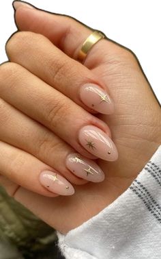 Simple Minimal Nails, Gel Paint Nails Ideas, Short Almond Nails French Tip Designs, Nail Design Oval Shape, Milky Short Almond Nails, Gel Nails On Short Nails, Cute Neutral Christmas Nails, January Nails Oval, Basic Nails Almond Shape