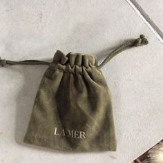 La Mer Small Green Feels Like Velour Almost Like Velvet Soft Drawstring Pouch Bag Green Cord Ties Has Been Sitting My Drawer - Never Used. Measures 4.5" X 4". Smoke Free Home And In Excellent Never Used Condition! Elegant Green Pouch For Everyday, Luxury Green Pouch For Everyday Use, Green Gift Bag Pouch, Velvet Pouch Packaging, Velvet Pouch Bag, Velvet Drawstring Bag, Cord Ties, Pouch Packaging, Bags Logo