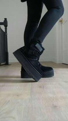 Ugh Platform Boots, Ugg Platform Black, Black Platform Uggs, Black Platform Uggs Outfit, Platform Uggs Black, Winter Boots Aesthetic, Ugg Platform Mini, Black Ugg Outfit, Black Ugg Boots Outfit