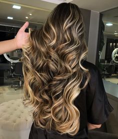 Outfit For A Birthday Party Women Casual, Honey Blonde Balayage Black Hair, Blonde Hair For Latinas, Honey Blonde On Dark Hair, Hair Color Ideas For Latinas, Black Hair Balayage Latina, Blonde Balayage On Black Hair