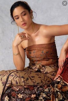 Batik Kebaya, Batik Fashion, Chinese Clothing, Traditional Fashion, Woman Painting, Pregnancy Photoshoot, Traditional Outfits, Modest Fashion, Batik