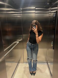 Fashion, casual fit, casual outfit, jeans, pointed heels, black top, work outfit, office outfit, ootd, minimalistic oufitf, style, aesthetic, outfit inspo, fashion inspo Black Pumps Heels Outfit Dress, How To Style Pointy Heels, Jeans W Heels Outfit, Outfit Ideas With Pumps Heels, Closed Toed Heels Outfit, Small Heels Outfit Casual, Pointy Heel Outfits, Outfits With Heels Aesthetic, Heels With Jeans Outfit Classy