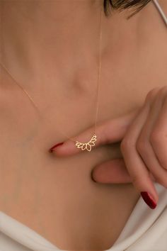 Minimal Gold Chain With Pendant, Minimal Gold Pendant Design, Lotus Design Gold Jewellery, Minimal Pendant Necklace, Gold Chain With Pendant Simple, Cute Gold Pendants, Gold Pendant Jewelry Simple, Gold Jewelry Simple Necklace Classy, Simple Chains Gold