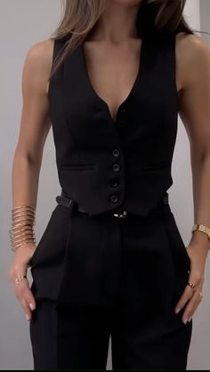 Classic Preppy Outfits, Women In Black Suits, Outfit Chic Elegant, Vest Style Women, Looks Black