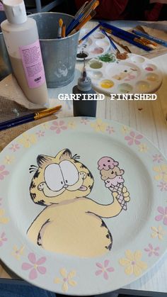 Garfield plate painted at a ceramic cafe Mad Potter Painting Ideas, Cute Pottery Plate, Painting Ideas On Plates, Paint On Pottery Ideas, Disney Pottery Painting Ideas, Plate Designs Ideas Pottery Painting, Painting Plates Ideas, Pottery Painting Plates