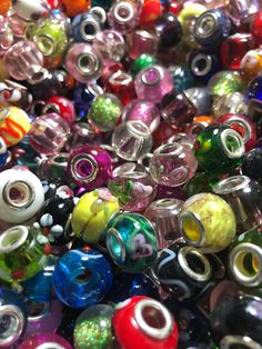 there are many different colored beads together