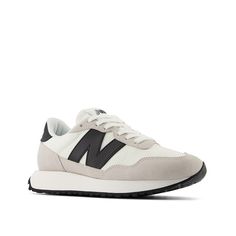 New Balance White And Black, Cute Women’s Sneakers, New Balance 237 Outfit, Trendy Shoes Women, Black And White New Balance, Cute Trendy Shoes, Dress Sandals Flat, New Balance 237, Airplane Outfits