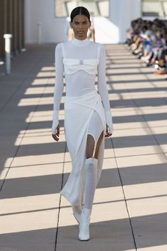 Cool Runway Outfits, White Futuristic Aesthetic Fashion, White Runway Looks, White Dress Runway, White Fashion Aesthetic, Futuristic Fashion Aesthetic, Looks Hip Hop, Detail Couture, Fashion Technology