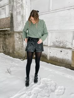 Winter Shorts Outfits Casual, Leather Shorts Holiday Outfit, Black Leather Shorts With Tights, How To Wear Shorts In Winter, Shorts And Sweater Outfit Fall, Short Winter Outfit, Black Shorts Outfit Winter, How To Style Leather Shorts, Leather Shorts Outfit Winter