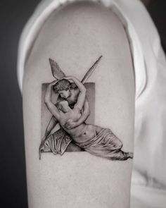 Tattoos Arm Mann, Sculpture Tattoo, Gotik Tattoo, Venus Tattoo, Cupid Tattoo, Kiss Tattoos, 16 Tattoo, Tattoo Uk, Cherub Tattoo