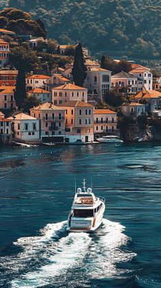 a boat is traveling through the water in front of some houses