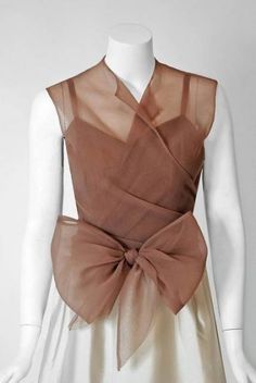 Super Dress Evening Grown Inspiration Ideas Balenciaga Couture, Vintage Haute Couture, Cristobal Balenciaga, Cl Fashion, Fashion Design Collection, French Silk, Dupioni Silk, Silk Outfit, Vintage Gowns